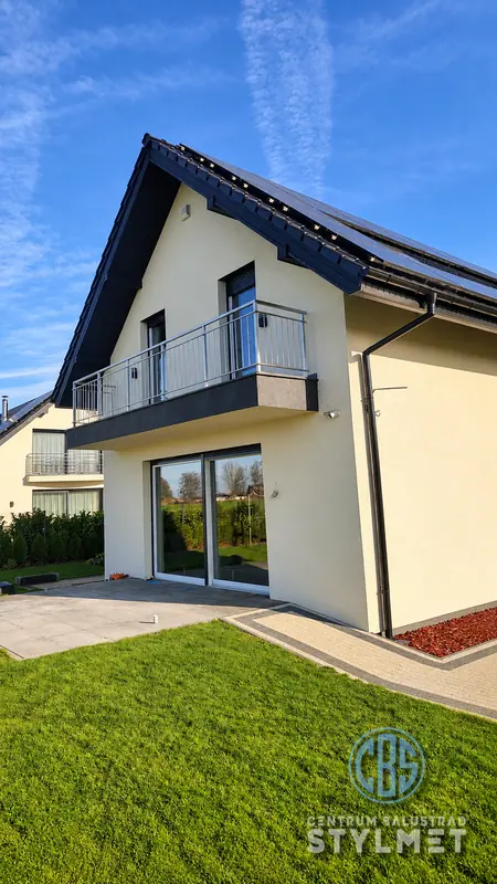 Czarna balustrada balkonowa w nowoczesnym domu