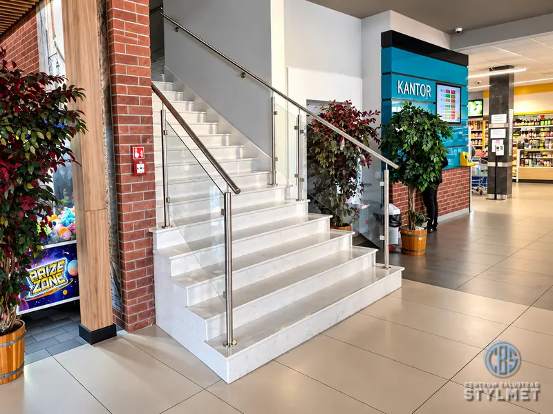 Balustrada schodowa nierdzewna w galerii handlowej