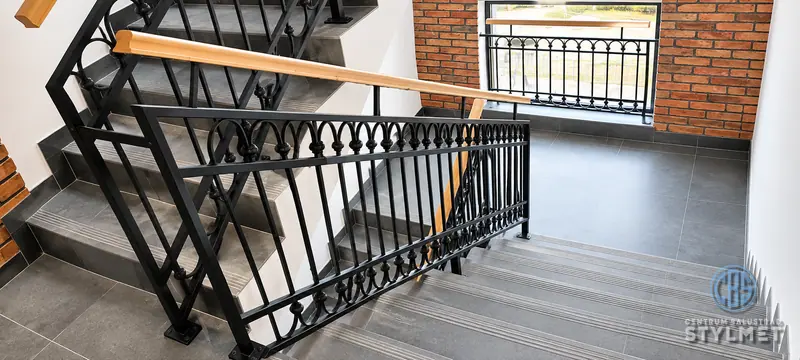 Ozdobna balustrada schodowa w kolorze czarnym