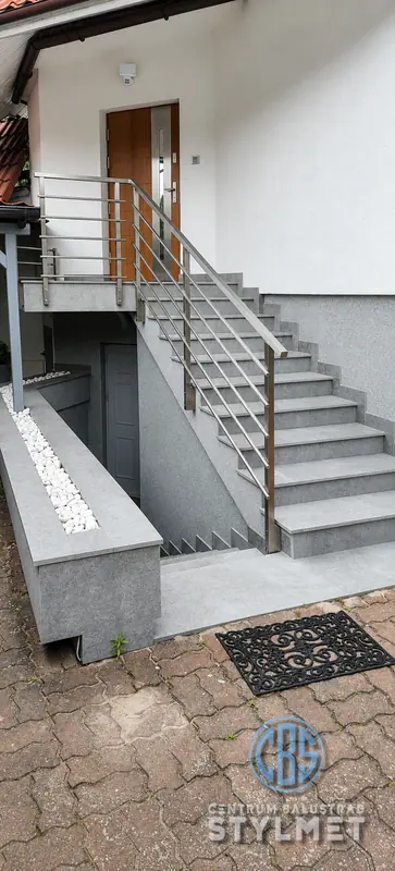 Balustrada nierdzewna przy schodach wejściowych