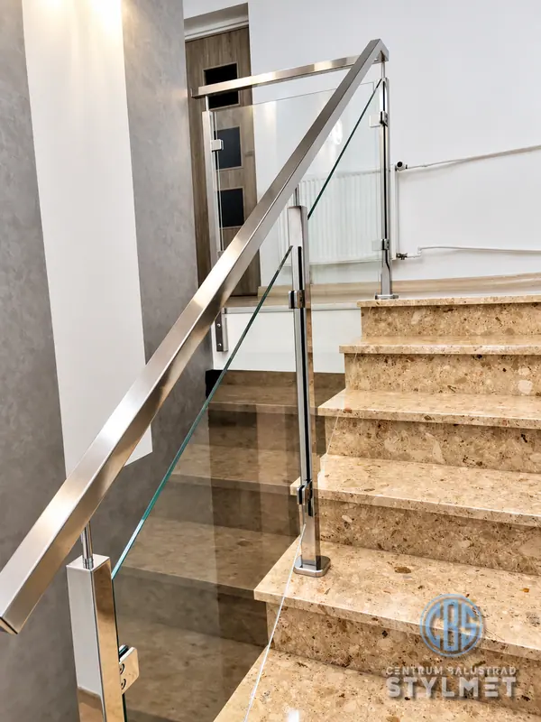 Balustrada szklana przy schodach z kamienia
