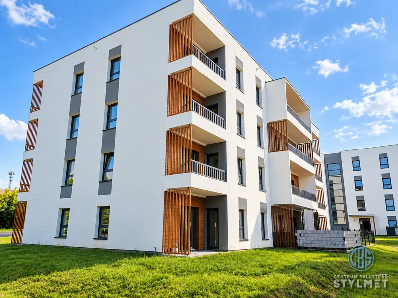 Balustrady balkonowe nowego budynku mieszkalnego