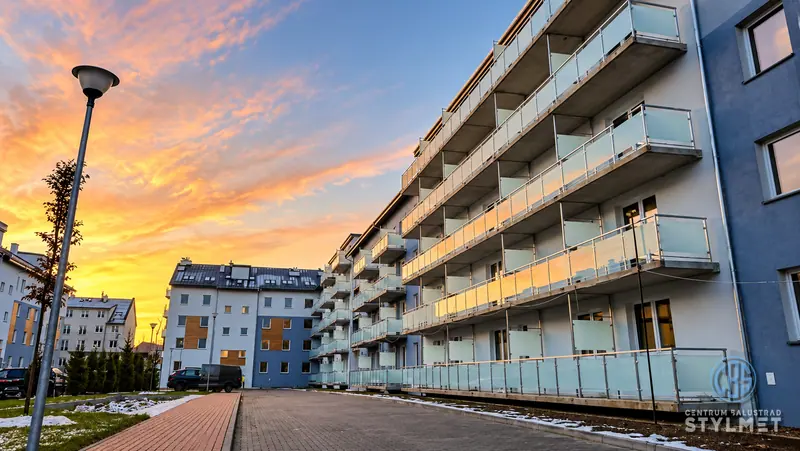 Balustrady balkonowe budynku mieszkalnego o zmierzchu