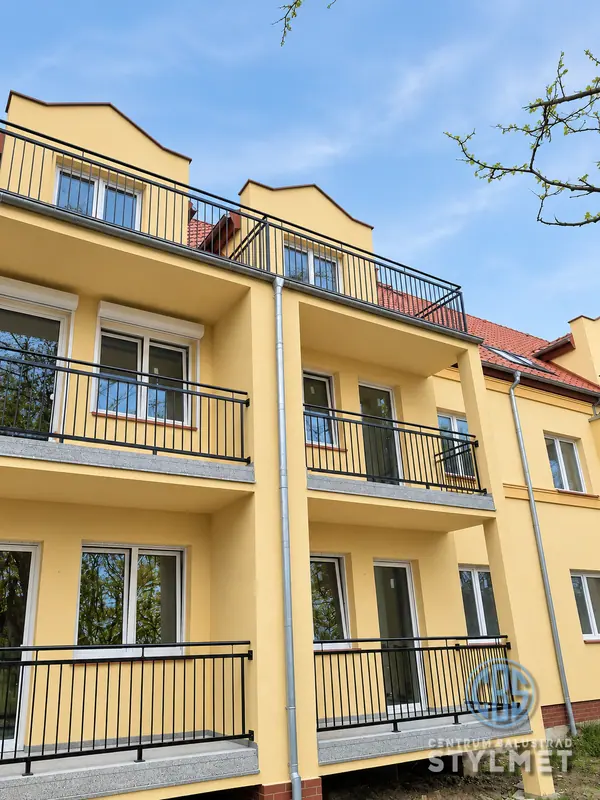 Balustrady balkonowe w budynku wielorodzinnym