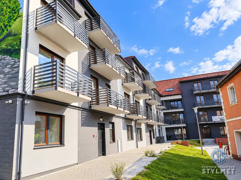 Balustrady balkonowe z wypełnieniem prętowym na osiedlu