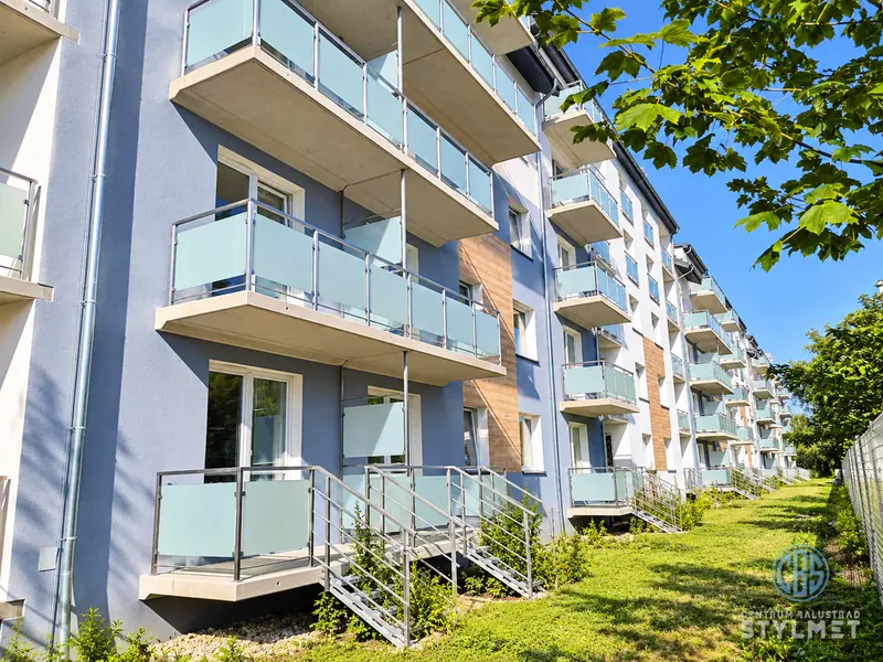 Szklane balustrady balkonowe w bloku mieszkalnym