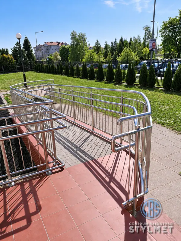 Podjazd dla osób z niepełnosprawnością z poręczami nierdzewnymi