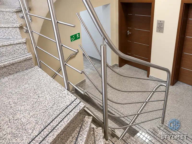 Obustronne poręcze nierdzewne na klatce schodowej